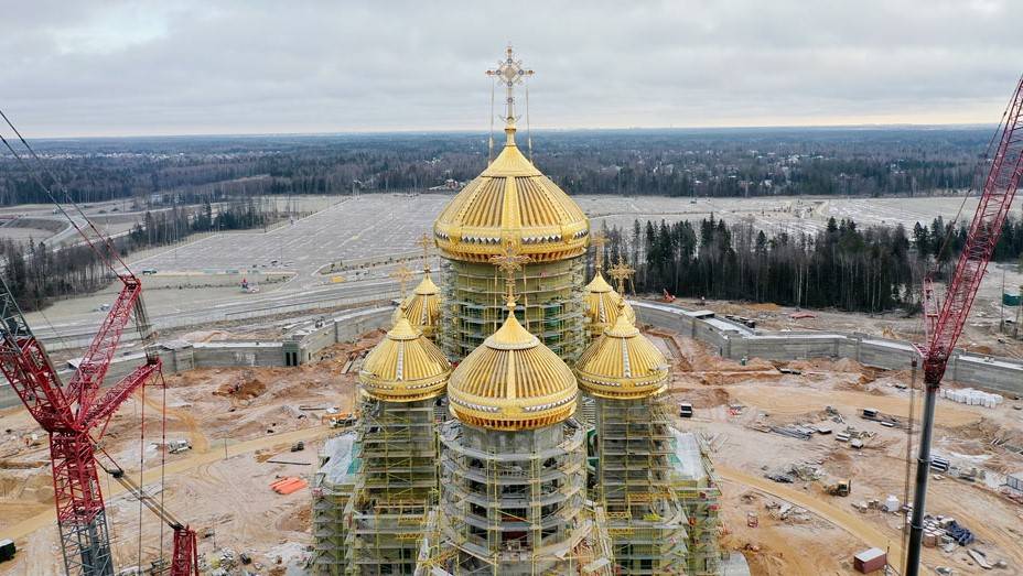 Возведение куполов на Церковь